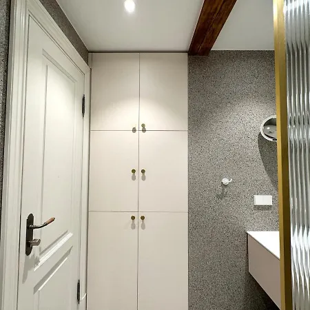 Luxury In The Heart Of Old Town شقة *